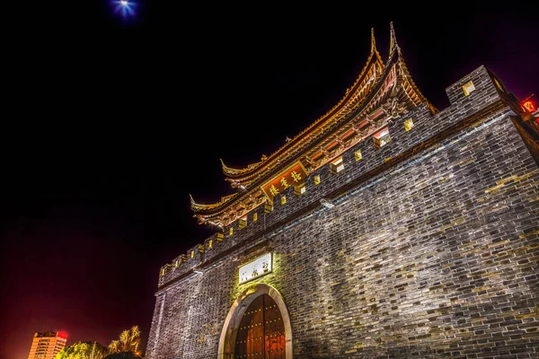 カラフルなムーンスタークス市壁古代門の夜無錫江蘇省 中国を照らした 無錫は 最も古い都市の門の一つ運河への入り口です 中国の文字は ゲートを記述する — ストック写真