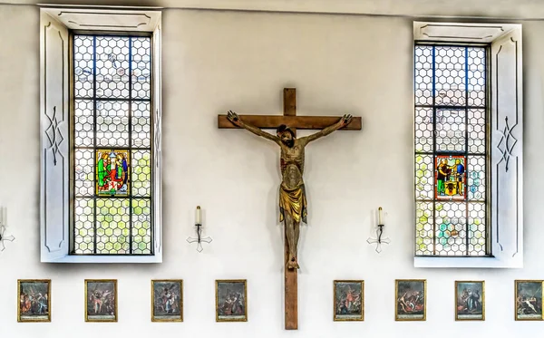 Luzern Schweiz August 2022 Buntes Kruzifix Glasmalerei Peterskirche Basilika Altar — Stockfoto