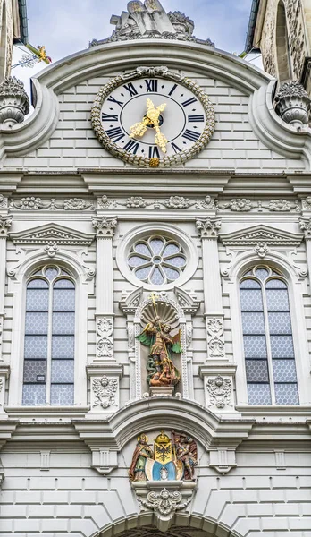 Colorata Basilica Leodegar Facciata Lucerna Svizzera Statua San Michele Orignamente — Foto Stock