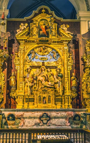 瑞士卢塞恩 Lucerne 2022年8月17日色彩艳丽的圣母玛利亚 耶稣皮埃塔祭坛小教堂里奥德加尔教堂瑞士卢塞恩 Leodegar Church Basilica — 图库照片
