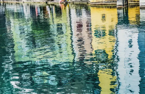 Kleurrijke Binnenhavengebouwen Reflectiepatronen Abstract Achtergrond Reuss Rivier Luzern Zwitserland — Stockfoto