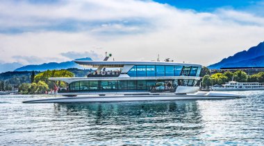 Renkli Modern Muti-Hull Tourboat Lucerne Gölü Dağları Tekne Liman Binaları Lucerne İsviçre