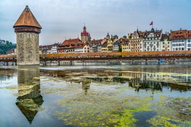 Chapel tahta kaplama Footbridge Kapellbrucke Reuss Nehri üzerinde Lucerne İsviçre. 1365 'te inşa edilen bina 1993' te Avrupa 'nın en eski ahşap kaplı köprüsünde neredeyse yanıp kül oluyordu.