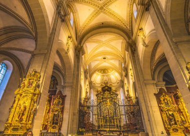 Lucerne, İsviçre - 17 Ağustos 2022 Renkli Leodegar Kilisesi Bazilikası Altar Lucerne İsviçre aslında 1100 'lerde bir manastır olmuştur.