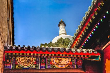 Beyaz Budist Stupa Renkli Dekorasyonlar Beihai Park Pekin Çin