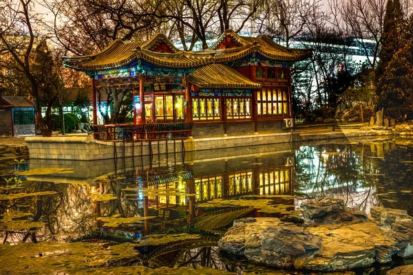 Kleurrijke Stone Boat Bar Vijver Reflectie Tempel Van Zon Nacht — Stockfoto