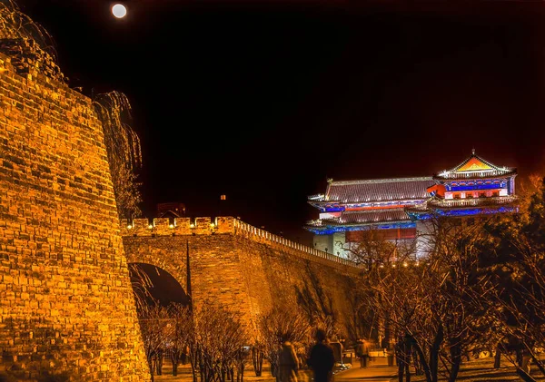 Turyści Walking Ming City Wall Ruins Park Southeast Corner Tower — Zdjęcie stockowe