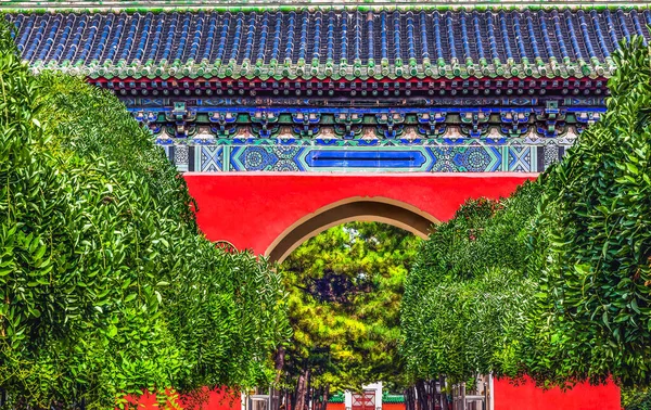 Red Ornate Gate Temple Sun City Park Beijing China Green — Stock Photo, Image