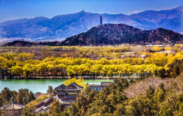 長寿の丘のパビリオン昆明湖夏宮柳北京中国から玉峰塔 — ストック写真