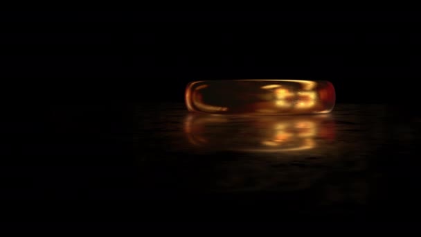 Volando alrededor del anillo de oro AMOR PARA SIEMPRE en la superficie de vidrio mate con reflexión — Vídeos de Stock