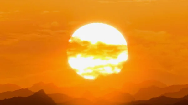 Червоний помаранчевий захід сонця над горами, спекотна погода, спотворення тепла Ліцензійні Стокові Фото
