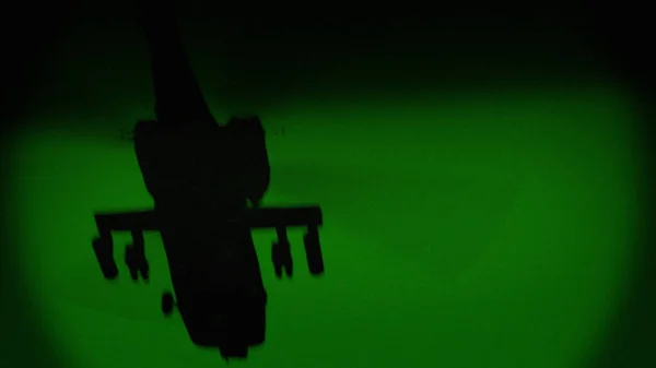 Apache AH-64 helikopter gece uçuyor, gece görüşü kızılötesi.