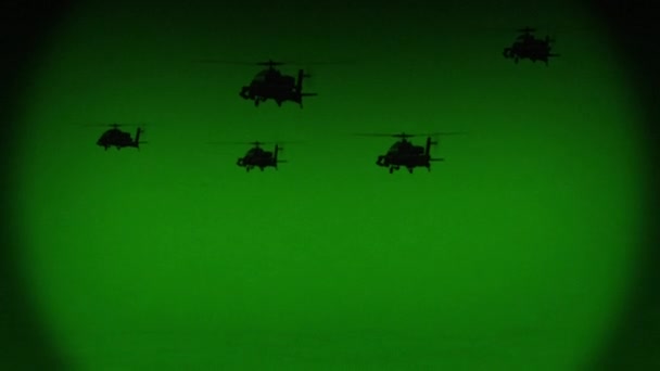 Вертолеты Apache AH-64 летают ночью, ночное видение инфракрасное — стоковое видео