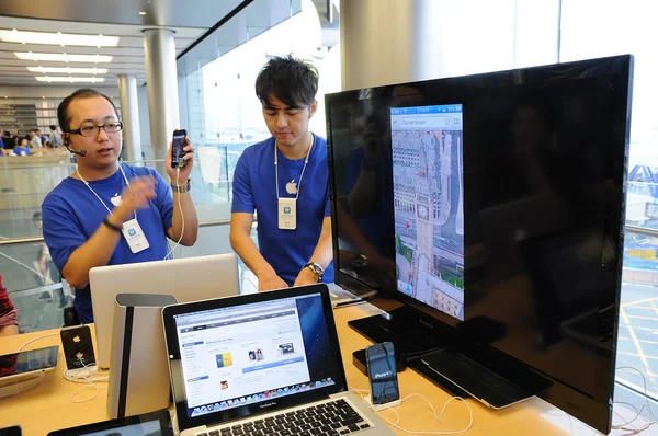 IPhone 5 trainer in Apple Store — Stock Photo, Image