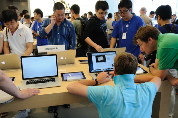 Klienci w apple store — Zdjęcie stockowe