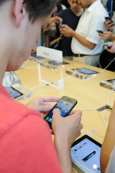 Cliente tentando o iPhone 5 — Fotografia de Stock