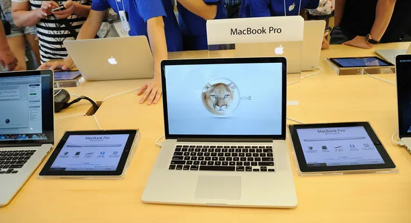 Macbook pro display in Apple store — Stock Photo, Image