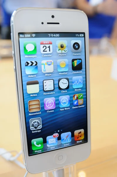 Close up of white iPhone 5 — Stock Photo, Image