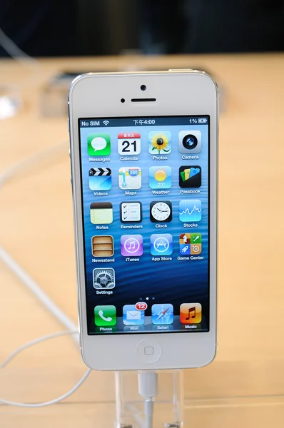 Close up of white iPhone 5 — Stock Photo, Image