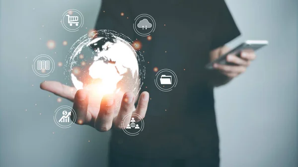 İnternet teknolojisi ile küresel veri bağlantısını kavra, kullanıcılar internet teknolojisi, büyük veriler, veritabanı yönetimi, bulut hesaplaması, nakitsiz toplum tarafından çevrimiçi işlemler için akıllı telefon kullanıyorlar.