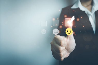 İş kadını hizmet memnuniyetini değerlendirdi. Akıllı telefon, kurumsal bakım yüksek standardı, ISO, müşteri bakımı, mükemmel seviye, şirket hizmetinde garanti edilen kalite, en yüksek hizmet.