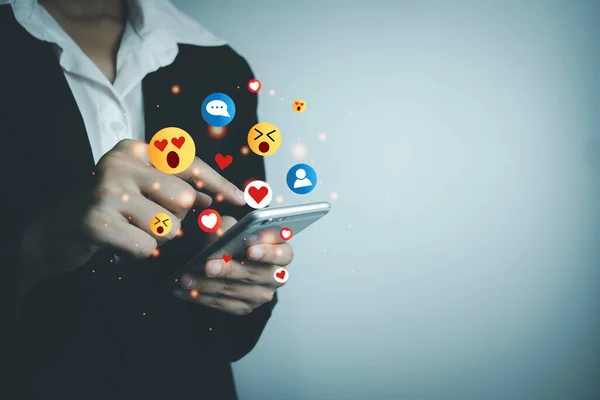 Dijital medya, teknoloji, sosyal medya çevrimiçi sörf, interneti kullanmak için akıllı telefon kullanan kadın eli, sosyal uzaklık için evden çalışma kavramı.