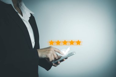 İş kadını, akıllı telefon, mükemmel garanti, dünya standardı, ISO sertifikası, geliştirme ve organizasyon konseptinin kalitesini iyileştirme yoluyla en iyi hizmeti 5 yıldızlı kalite güvencesini değerlendirdi.
