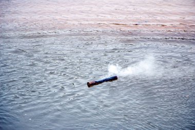 Ahşap çam, kömür ve kıvılcımlarla kaplı bir yangından sonra sürünür ve nehir yüzeyinde akarsu ile yelkenler açar, yanan dumandan dalgalar ve bulutlar yaratır.. 