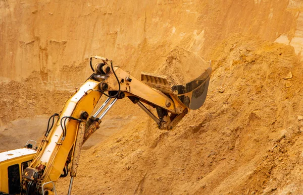 Stor Gul Hydraulisk Industrigrävmaskin Järnskopa Gruvarbetare Gräva Och Lasta Sand — Stockfoto