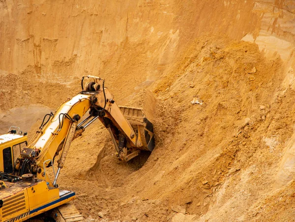 Stor Gul Hydraulisk Industrigrävmaskin Järnskopa Gruvarbetare Gräva Och Lasta Sand — Stockfoto