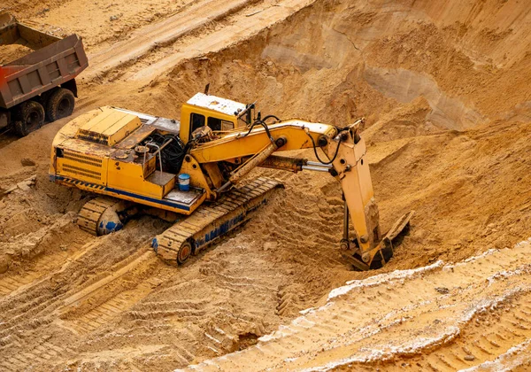 Uma Grande Escavadeira Industrial Hidráulica Amarela Mineiros Balde Ferro Escavação — Fotografia de Stock
