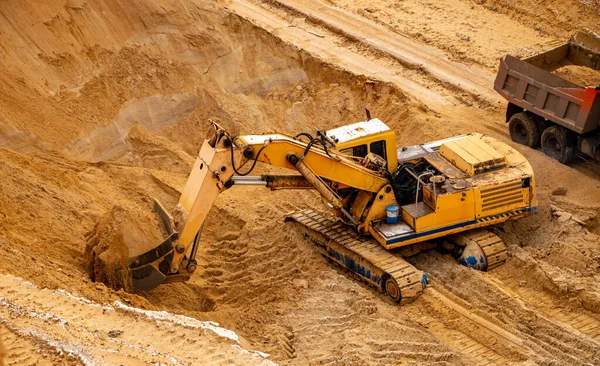 Una Gran Excavadora Industrial Hidráulica Amarilla Mineros Cubo Hierro Excavación — Foto de Stock