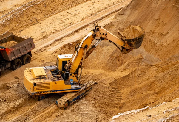 Velký Žlutý Hydraulický Průmyslový Rypadlo Železo Kbelík Horníci Kopání Nakládání — Stock fotografie