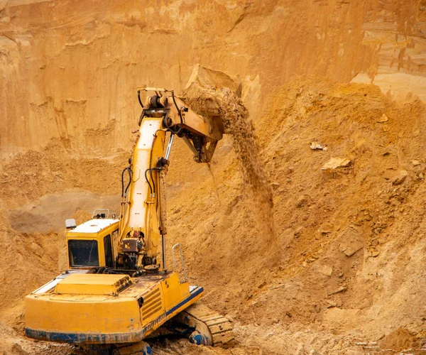 Duży Żółty Koparka Hydrauliczna Przemysłowa Górnicy Wiadra Żelaza Kopanie Ładowanie — Zdjęcie stockowe