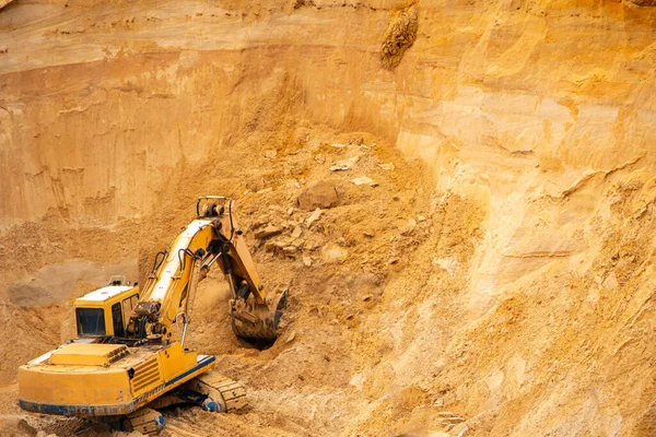 Una Gran Excavadora Industrial Hidráulica Amarilla Mineros Cubo Hierro Excavación Imágenes De Stock Sin Royalties Gratis