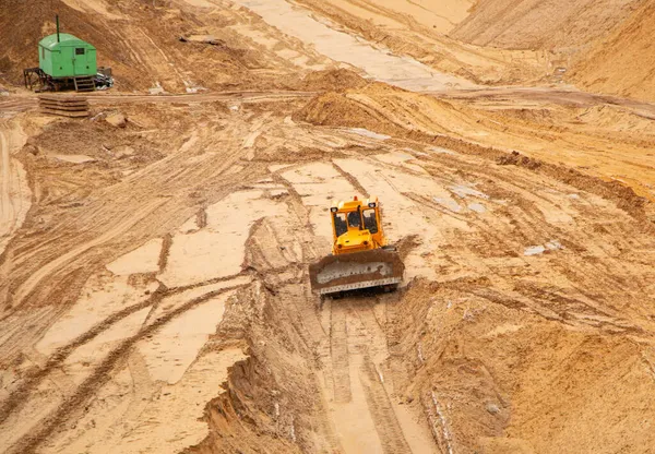 Gran Tractor Industrial Oruga Amarilla Volcado Hierro Desplaza Arena Tierra — Foto de Stock