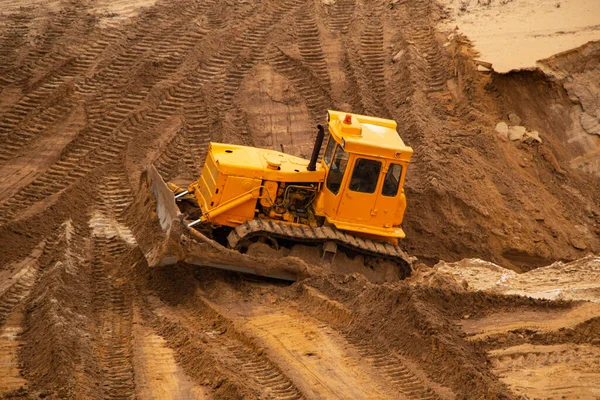 Velká Žlutá Housenka Průmyslový Traktor Železná Skládka Posouvá Písek Zem — Stock fotografie