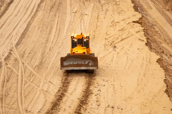 Velká Žlutá Housenka Průmyslový Traktor Železná Skládka Posouvá Písek Zem — Stock fotografie