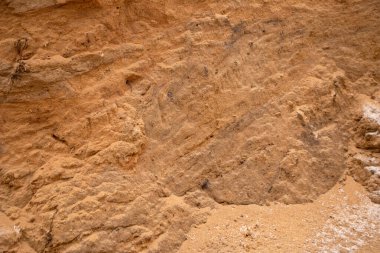 Doku kumu, kabartma yüzeyi, çok renkli katmanlar ve granül büyüklüğünde farklılık, açık hava kum kariyerinde, maden cevheri ve inşaat için kum çıkardıktan sonra. 