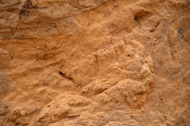 Doku kumu, kabartma yüzeyi, çok renkli katmanlar ve granül büyüklüğünde farklılık, açık hava kum kariyerinde, maden cevheri ve inşaat için kum çıkardıktan sonra. 