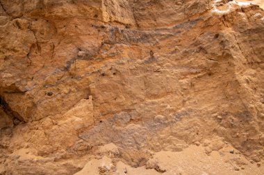 Doku kumu, kabartma yüzeyi, çok renkli katmanlar ve granül büyüklüğünde farklılık, açık hava kum kariyerinde, maden cevheri ve inşaat için kum çıkardıktan sonra. 