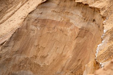 Doku kumu, kabartma yüzeyi, çok renkli katmanlar ve granül büyüklüğünde farklılık, açık hava kum kariyerinde, maden cevheri ve inşaat için kum çıkardıktan sonra. 