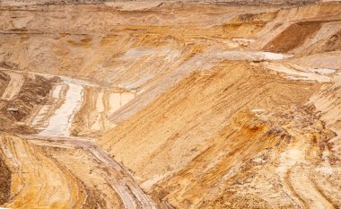 Doku kumu, kabartma yüzeyi, çok renkli katmanlar ve granül büyüklüğünde farklılık, açık hava kum kariyerinde, maden cevheri ve inşaat için kum çıkardıktan sonra. 