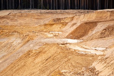 Doku kumu, kabartma yüzeyi, çok renkli katmanlar ve granül büyüklüğünde farklılık, açık hava kum kariyerinde, maden cevheri ve inşaat için kum çıkardıktan sonra. 