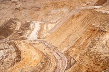 Doku kumu, kabartma yüzeyi, çok renkli katmanlar ve granül büyüklüğünde farklılık, açık hava kum kariyerinde, maden cevheri ve inşaat için kum çıkardıktan sonra. 