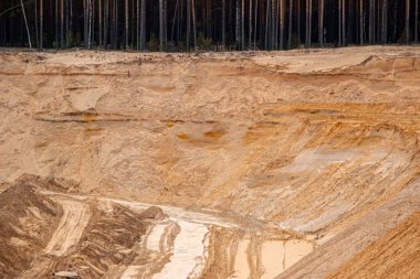 Doku kumu, kabartma yüzeyi, çok renkli katmanlar ve granül büyüklüğünde farklılık, açık hava kum kariyerinde, maden cevheri ve inşaat için kum çıkardıktan sonra. 