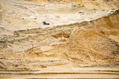 Doku kumu, kabartma yüzeyi, çok renkli katmanlar ve granül büyüklüğünde farklılık, açık hava kum kariyerinde, maden cevheri ve inşaat için kum çıkardıktan sonra. 