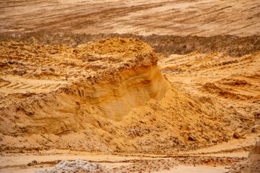 Doku kumu, kabartma yüzeyi, çok renkli katmanlar ve granül büyüklüğünde farklılık, açık hava kum kariyerinde, maden cevheri ve inşaat için kum çıkardıktan sonra. 