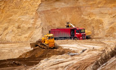 Çöp kamyonu, kamyon kazıcılı kumlu kariyerin gelişiminden kalma büyük miktarda kumla dolu..