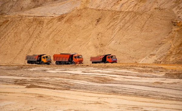 Skládka Kamionu Kamion Naložen Velkým Množstvím Písku Rozvoje Pískové Kariéry — Stock fotografie